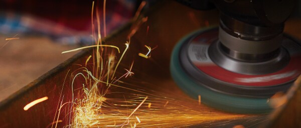 Scotch-Brite™ Grobreinigungsscheibe XT Pro Extra Cut beim Entfernen von Rost