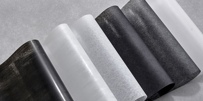 Schwarze, weiße und transparente Glasdesignfolien mit Holzmaserungen und Mustern.

