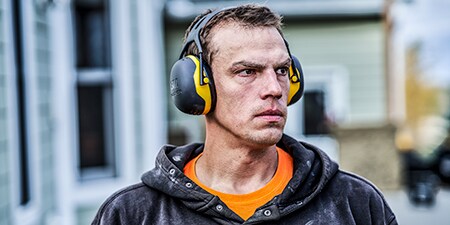 Professioneller Maler mit Gehörschutz
