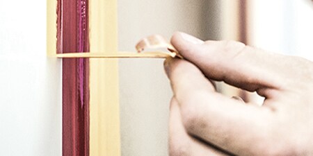 Professioneller Dekorateur verwendet das goldene Original – 3M™ Abdeckband 244
