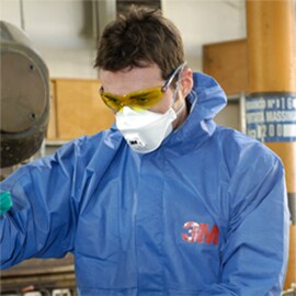 Arbeiter in Schutzanzügen