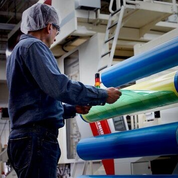 Bild eines Anwenders, der eine Flexodruckplatte von einer Flexodruckplatte auf einem Zylinder entfernt