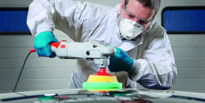 Reparatur von Lackfehlern mit 3M Finesse-it Polierpad
