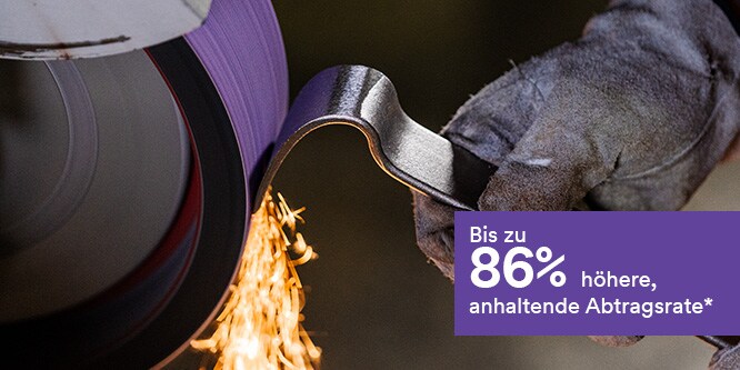 Text: 86 % schnellere nachhaltige Abtragsrate mit dem Schleifband im Hintergrund

