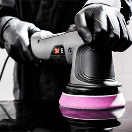 Bild einer Person, die eine Oberfläche mit der 3M™ Perfect-It™ Exzenterpoliermaschine poliert.