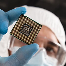 Eine Person hält einen Chip.