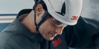 Anwender, der Gehörschutzstöpsel mit Kordel trägt
