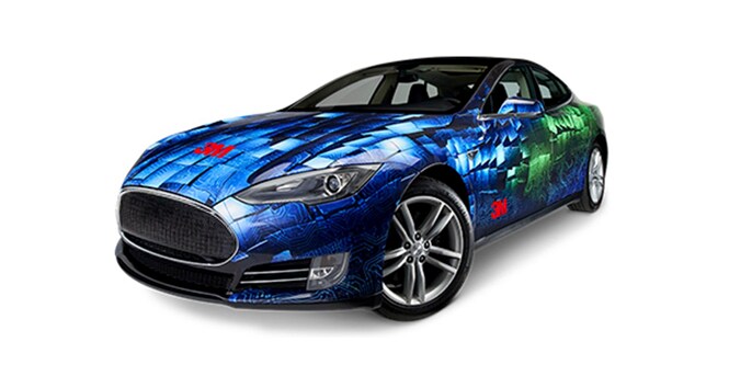 Blaues Fahrzeug mit Envision Wrap Overlaminat in seidenmatt 8549L
