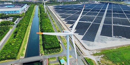 Energie aus Windturbinen und Sonnenkollektoren im Freien.
