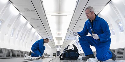 Ingenieur bei der Montage des Innenraums eines Flugzeugs
