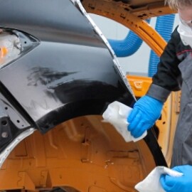 Techniker bei der Beseitigung von überflüssigem Klebstoff