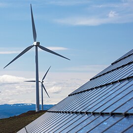 Windkraftanlagen auf einem Feld