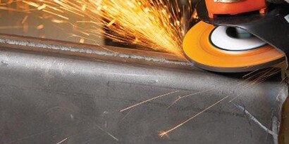 Bearbeitung von Schweißnähten auf kohlenstoffarmem Stahl mit 3M™ Cubitron™ II Produkt
