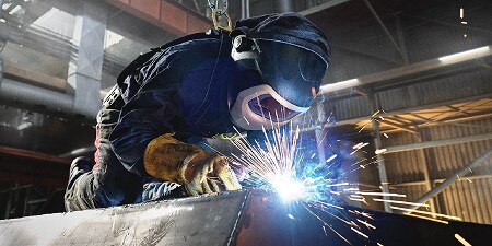 Schweißer beim Schweißen mit einer Speedglas Maske

