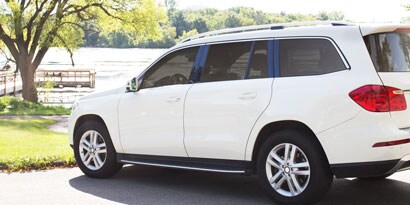 Im Freien geparktes weißes Auto
