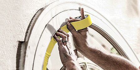 Professioneller Dekorateur verwendet das wetterfeste 3M™ Außenabdeckband 2097
