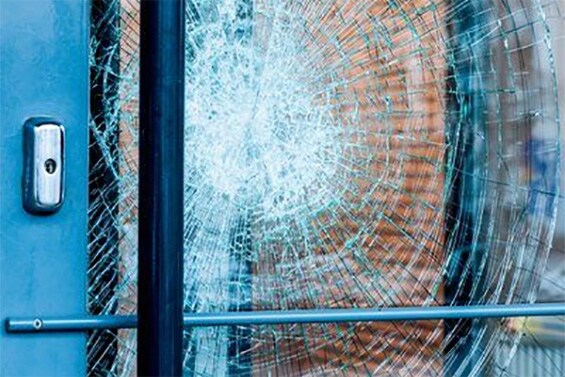 Ein eingeschlagenes Fenster, aber Sie sind durch 3M Fensterfolien vor Glassplittern geschützt 

