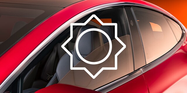 Getönte Scheibe mit Sonnensymbol auf der Fahrerseite
