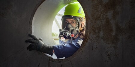 Arbeiter mit PSA in einem Engraum
