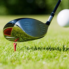 Erfahren Sie mehr über die Energieübertragung durch starre Klebstoffe und Klebeverbindungen. Bild eines Golfschlägers beim Abschlagen eines Golfballs