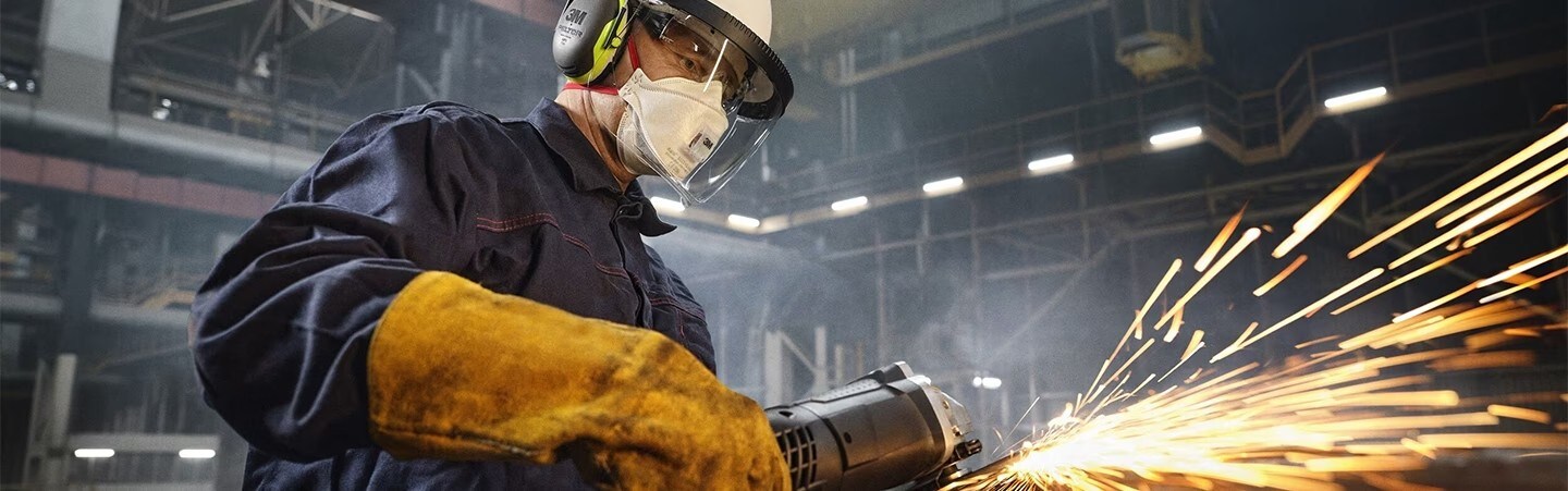 Metallarbeiter, der zum Schleifen 3M Schleifmittel verwendet
