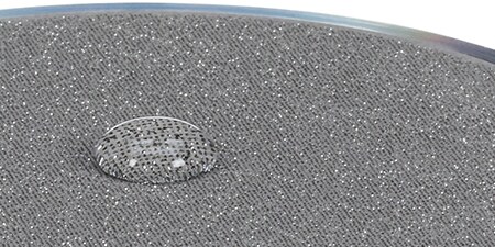 Tröpfchen einer 3M™ CMP Pad Conditioner-Beschichtung auf einem Wafer Pad Conditioner
