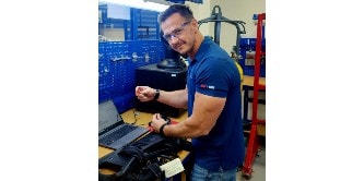 Arbeiter, der SCBA‑Ausrüstung wartet
