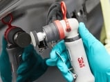 Bild, das die Beseitigung kleiner Lackfehlstellen einer Autotür zeigt.