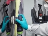 Bild, das das Ausschleifen von Kratzern zeigt.