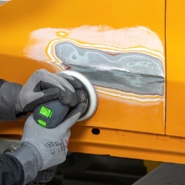 Techniker schleift den Arbeitsbereich bis auf das blanke Metall ab