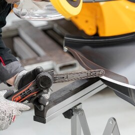 Techniker bei der Vorbereitung des Ersatz-Karosserieteils