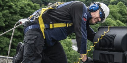 Techniker für Absturzsicherungssysteme
