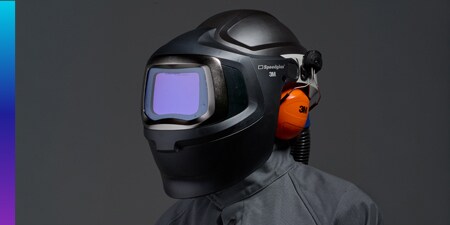 Arbeiter mit 3M Speedglas Schweißmaske 9100 MP und 3M Adflo Gebläseatemschutz-System
