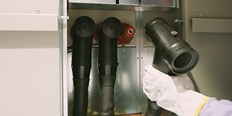 Ein Arbeiter nutzt die 3M™ Kaltschrumpftechnologie für trennbare Verbindungselemente für MV und HV
