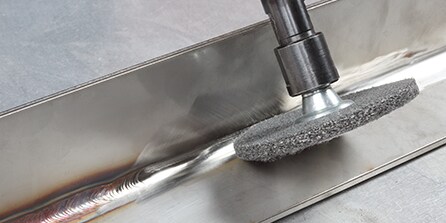 Schleifmittel für das Entgraten von Metall
