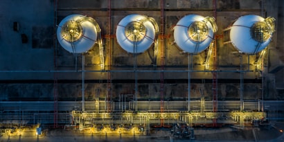 Luftaufnahme einer Industrieanlage bei Nacht
