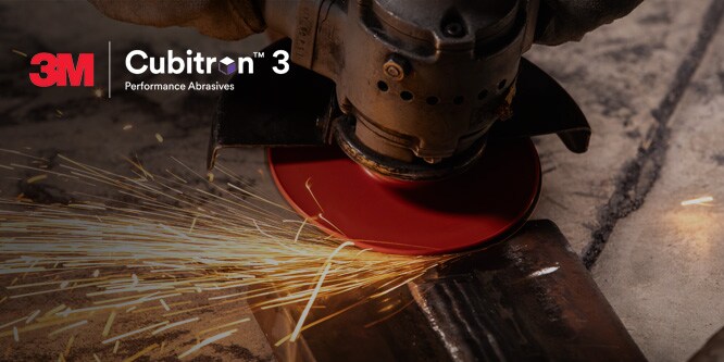 Bild, das Reinigung und Schleifen von Baustahl bei der Metallverarbeitung zeigt
