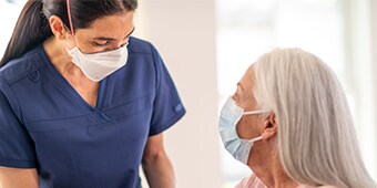 Ein Arzt spricht mit einem Patienten
