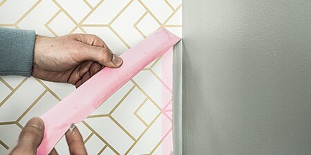 Professioneller Dekorateur verwendet das 3M™ Malerabdeckband 2072
