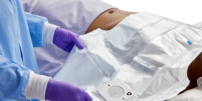 Die Bair Hugger Decke bedeckt den Oberkörper eines männlichen Patienten
