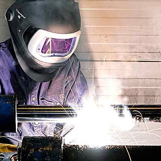 Sprühende Funken beim Schweißen von metallischem Material in einer Fabrik