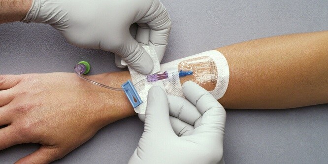 Tegaderm™ Stark haftender antimikrobieller I.V. Fixierverband
