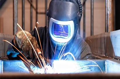 Schweißer mit Speedglas-Helm