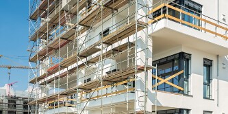 Bauprojekt mit Baugerüst
