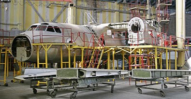 Aufnahme eines Flugzeugs, das lackiert wird
