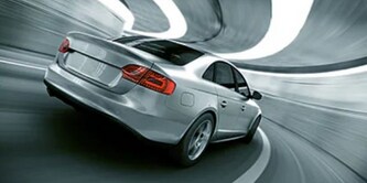 Graues Auto in einem Tunnel
