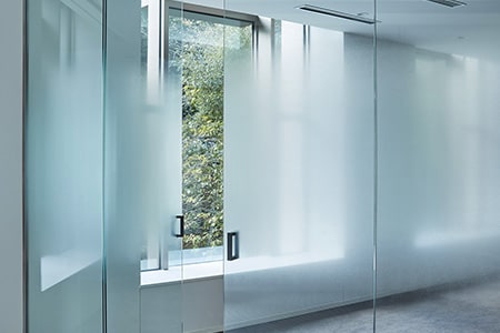 Glaswände und -türen eines Konferenzraums mit mattierten FASARA Glasdesignfolien.
