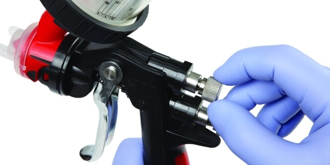 Einstellen der Flüssigkeitsregelung an der Accuspray™ Lackierpistole

