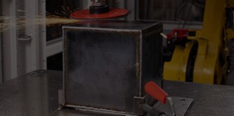 Bild mit Scotch-Brite™ Präzisions-HD-Vliesscheiben beim Schleifen von Metallkästen
