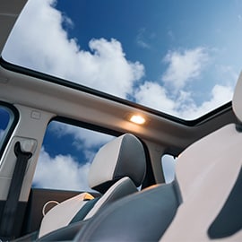 Innenansicht eines Fahrzeugs, in dem Autoglasfolien von 3M eingesetzt werden können.